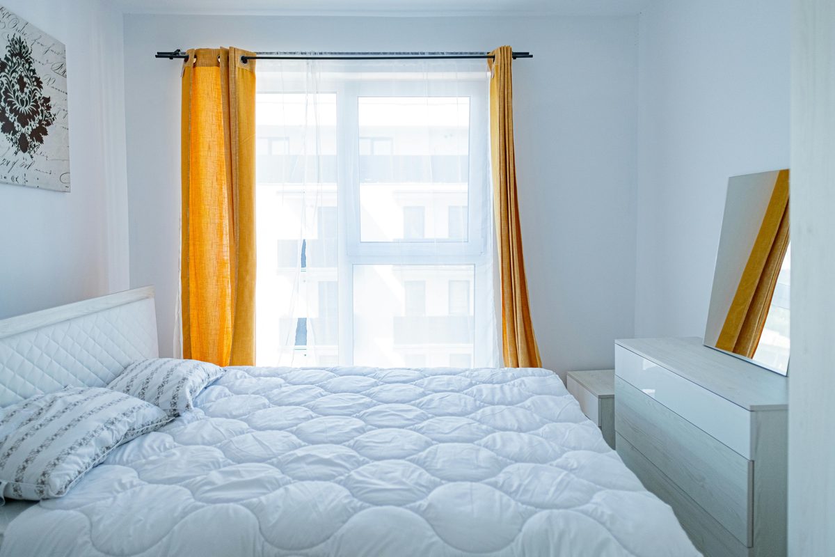 Dormitorio limpio con cama tendida como referencia de lavado de colchones a domicilio en Ate